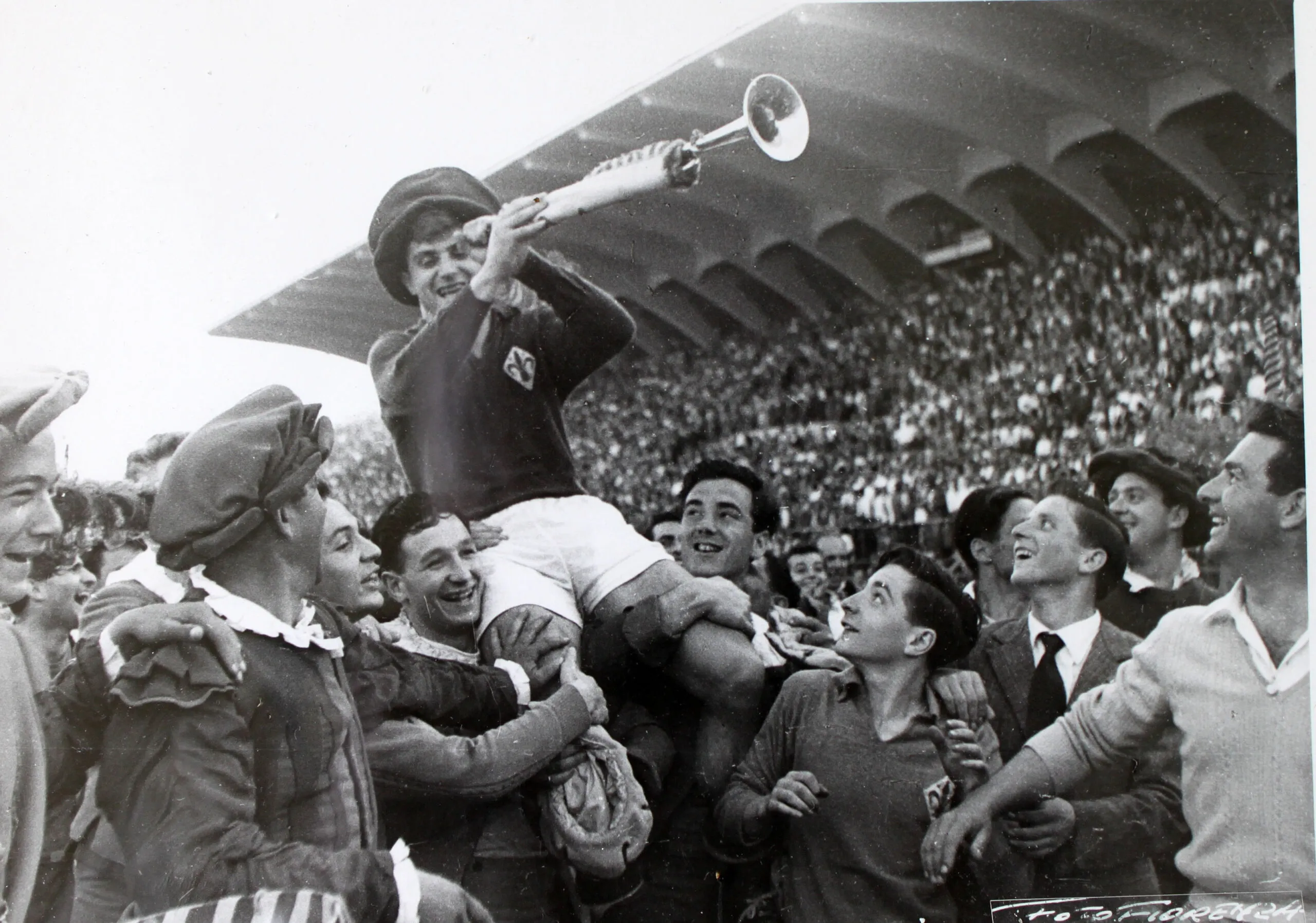 1956-5-27-Fio-Lazio-4-1-Virgi-portato-in-trionfo-a-fine-gara-festa-scaled-jpg.webp